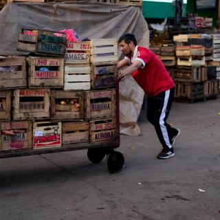 Ejército argentino reparte alimentos mientras crece la pobreza