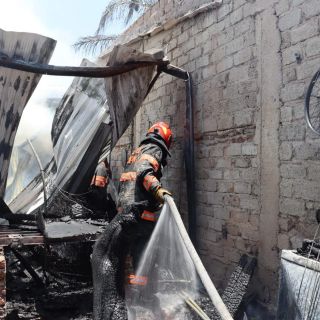 Desalojan bodega de colchones por incendio en Zapopan