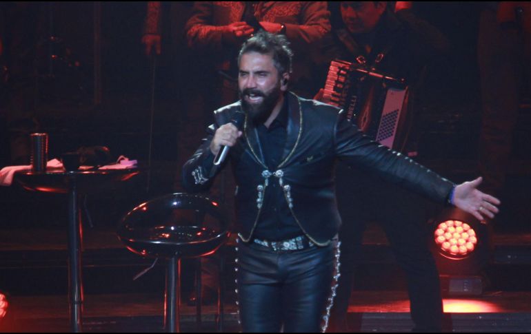 Aunque Alejandro Fernández ha sido objeto de críticas en el pasado por su elección de vestuario, aún no ha abordado la polémica en torno a esta última prenda. EL INFORMADOR / ARCHIVO