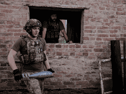 Soldados ucranianos se preparan para lanzar un mortero de 120mm hacia una posición rusa. AP/Foto de Oleg Petrasiuk/Ukrainian 24 Mechanised brigade