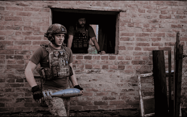 Soldados ucranianos se preparan para lanzar un mortero de 120mm hacia una posición rusa. AP/Foto de Oleg Petrasiuk/Ukrainian 24 Mechanised brigade