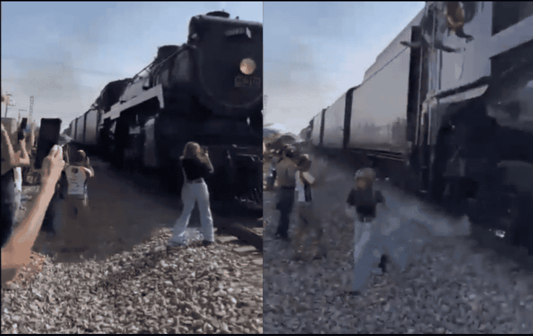 En el video se ve cómo decenas de personas esperan por el paso del tren. ESPECIAL.