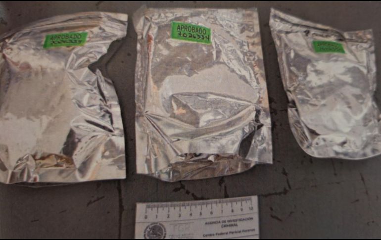 Ambos fueron arrestados por portar bolsas de metanfetamina. ESPECIAL