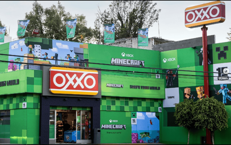 La decoración de la tienda consiste en que su fachada está pintada de verde con el estilo característico del juego, por dentro, el piso y el área de refrigeradores, también van con el mismo estilo. ESPECIAL/ INSTAGRAM/ @tiendasoxxo.