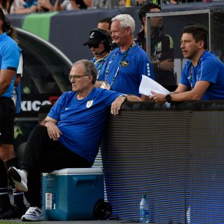 Marcelo Bielsa exhibe a Jaime Lozano en plena conferencia