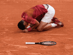 Djokovic se hizo daño al resbalar el pasado lunes en octavos ante el argentino Francisco Cerúndolo, pero continuó el partido, del que salió victorioso pero lesionado. AP / C. Ena