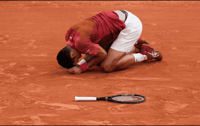 Djokovic se hizo daño al resbalar el pasado lunes en octavos ante el argentino Francisco Cerúndolo, pero continuó el partido, del que salió victorioso pero lesionado. AP / C. Ena