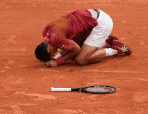 Djokovic se hizo daño al resbalar el pasado lunes en octavos ante el argentino Francisco Cerúndolo, pero continuó el partido, del que salió victorioso pero lesionado. AP / C. Ena