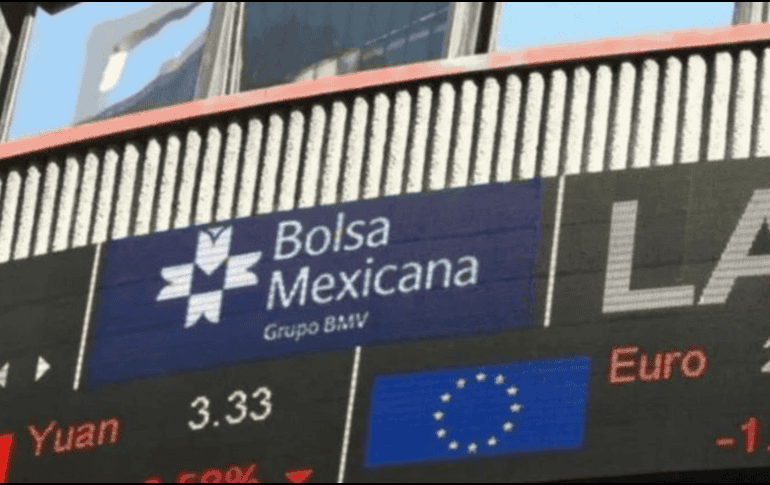 En la jornada, el peso se depreció un 2% frente al dólar, al cotizar a 17.88 unidades por billete verde, luego de los 17.53 en la jornada previa, según datos del Banco de México. EFE / ARCHIVO