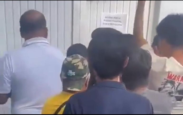 En el video se puede apreciar a un grupo de personas intentando entrar a una Junta Municipal  para “buscar unas bolsas negras”. X/PabloLemusN