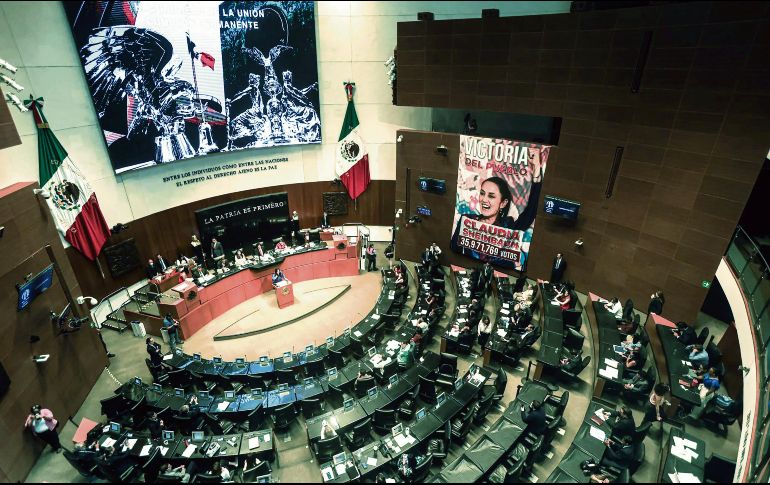 La Comisión Permanente de la Cámara de Senadores en el Congreso de la Unión desplegó una gran lona con la imagen de la virtual ganadora a la Presidencia. EL UNIVERSAL