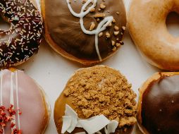 La popular cadena de donas llamada Krispy Kreme, formará parte de las promociones especiales que habrán este viernes 7 de junio. Unsplash