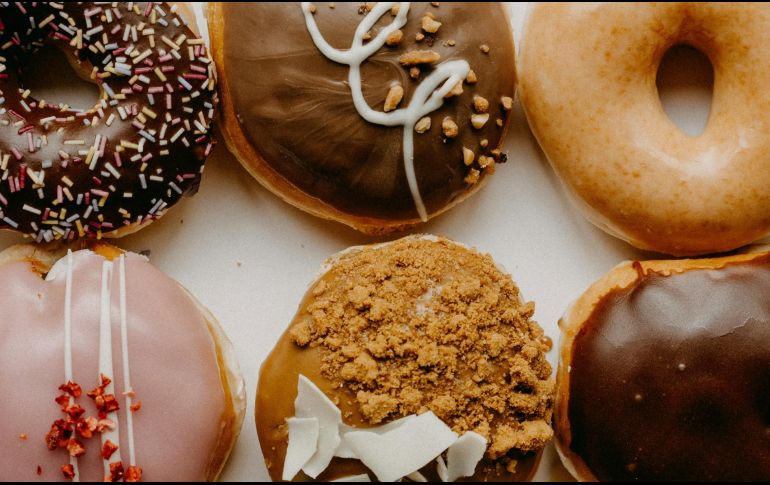 La popular cadena de donas llamada Krispy Kreme, formará parte de las promociones especiales que habrán este viernes 7 de junio. Unsplash