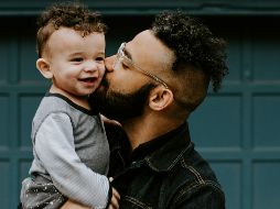 En la actualidad se trabaja sobre el papel de la paternidad en la construcción de identidades masculinas positivas y no restrictivas. UNSPLASH/Kelly Sikkema