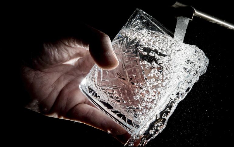 Los alimentos que consumimos son muy importantes para mantener un estado de salud óptimo, pero también la cantida de agua que bebemos. EFE / ARCHIVO