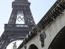 A 50 días de que arranquen los Juegos Olímpicos, los anillos estarán desde hoy viernes 7 de junio sobre el gran símbolo de la capital de Francia. EFE / T. Suárez
