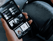 Spotify destaca como una de las plataformas más preferidas tanto por el público como por los artistas en México. PEXELS/cottonbro studio