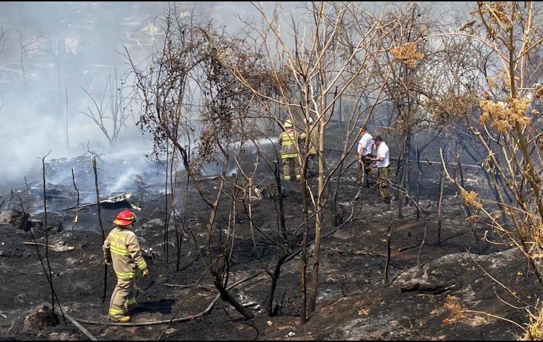 Al sitio acudieron bomberos del estado, Tlaquepaque, Zapopan y Guadalajara para combatir el siniestro. ESPECIAL.