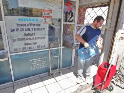 Los usuarios comentan que el aumento de precio de los garrafones en la entidad ha llegado a cantidades exorbitantes, sin embargo, ante la falta de este vital líquido, no se ha tenido otra alternativa más que resignarse e intentar conseguir por todos los medios el sustento de agua para el día a día. INFORMADOR/ARCHIVO