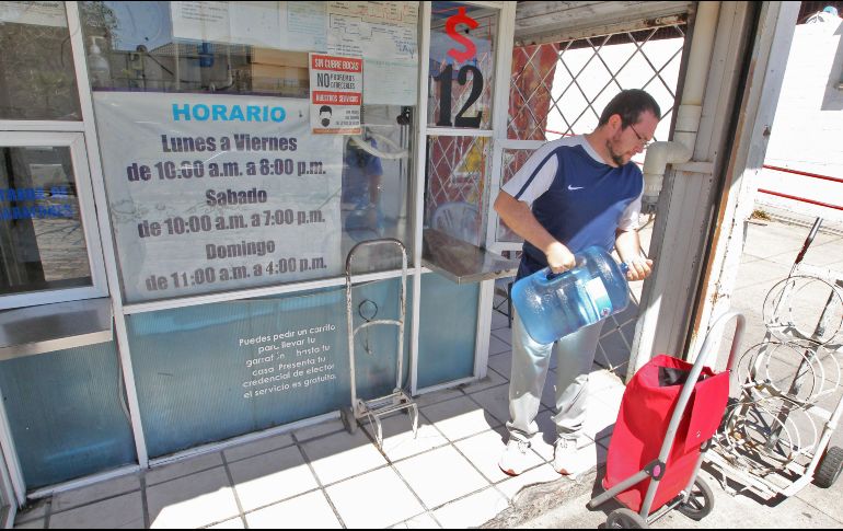 Los usuarios comentan que el aumento de precio de los garrafones en la entidad ha llegado a cantidades exorbitantes, sin embargo, ante la falta de este vital líquido, no se ha tenido otra alternativa más que resignarse e intentar conseguir por todos los medios el sustento de agua para el día a día. INFORMADOR/ARCHIVO