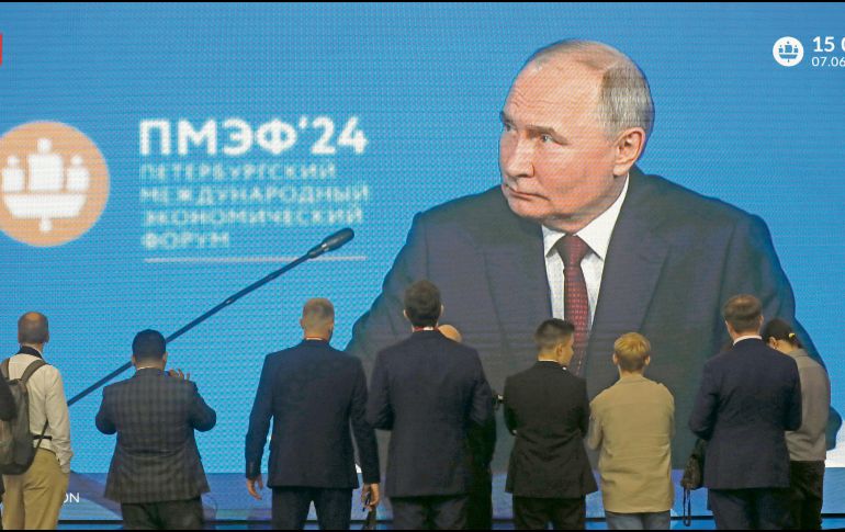 Una gran pantalla muestra al presidente ruso Vladimir Putin en la sesión plenaria del 27º Foro Económico Internacional de San Petersburgo. EFE