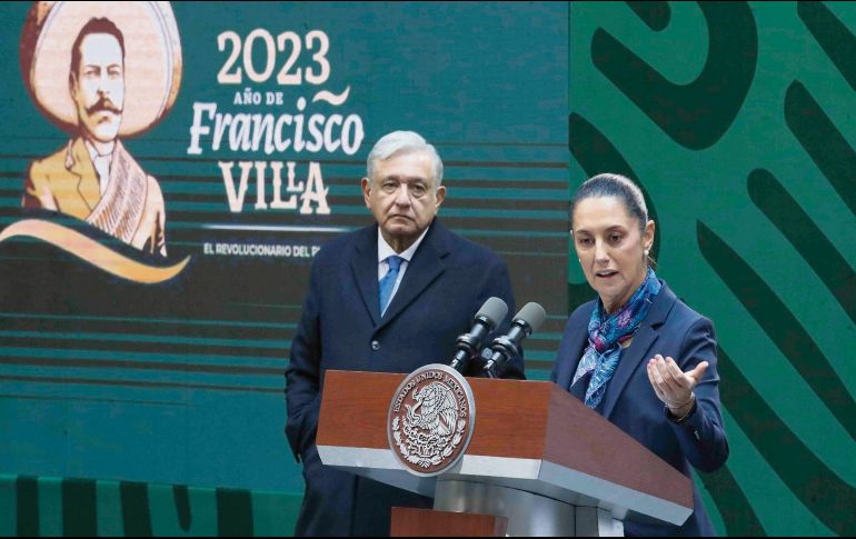 El Presidente López Obrador confía en que Sheinbaum continúe con la llamada Cuarta Transformación. Aquí, los dos en una “Mañanera” de enero de 2023. AFP