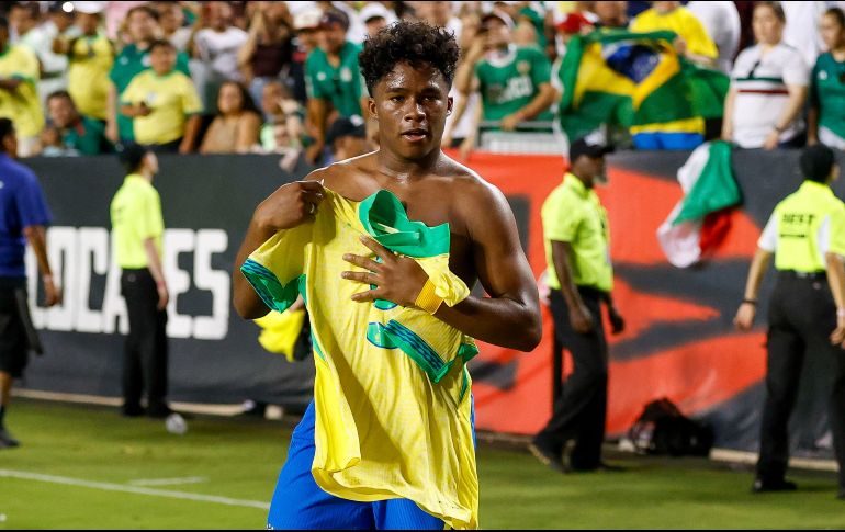 Endrick celebró el gol de la victoria quitándose la camiseta. EFE/A. Davis