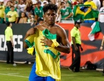 Endrick celebró el gol de la victoria quitándose la camiseta. EFE/A. Davis