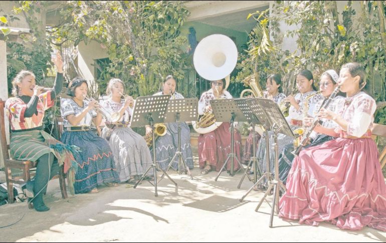 Imagen de “Los hijos de la costa” en la que queda el testimonio de músicos afromexicanos de la costa chica de México. CORTESÍA