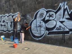 Cuando los elementos realizaban un patrullaje en la zona vieron a dos sujetos realizando un grafiti en la base del monumento. ESPECIAL