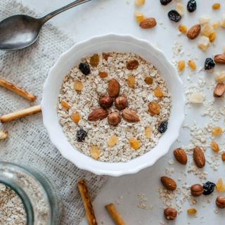 Conoce los beneficios de combinar avena y ciruelas para el organismo