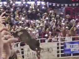 Danielle Smithers estaba entre los aficionados del rodeo con la linterna de su celular encendida al momento de que el toro brincó. CORTESÍA