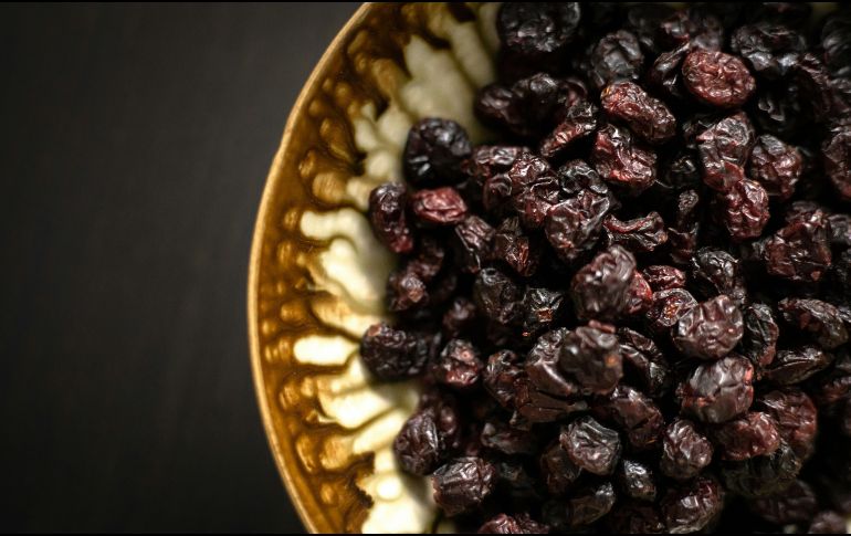 Con numerosos beneficios para la salud, desde la mejora de la digestión hasta la prevención de enfermedades, estas pequeñas frutas deshidratadas merecen un lugar en nuestra dieta diaria. UNSPLASH/Andreas Haslinger