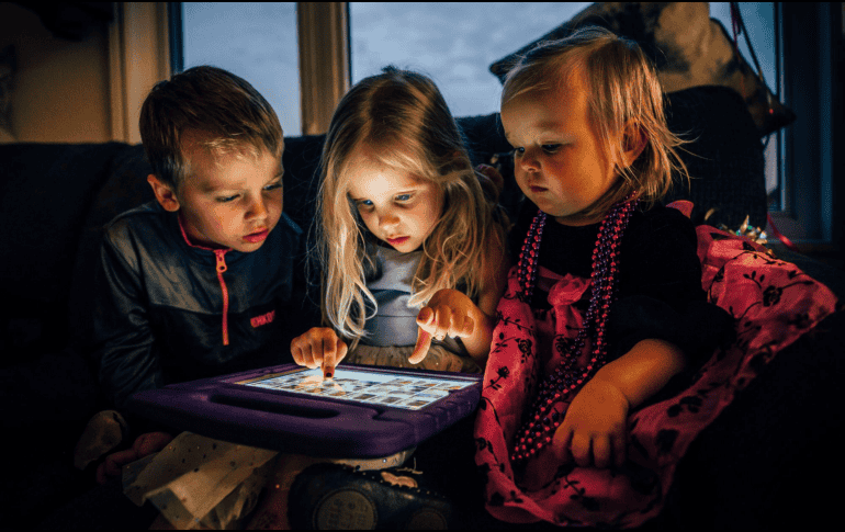 Mientras que el uso de pantallas antes de dormir ha sido ampliamente debatido, nuevas investigaciones indican que su impacto puede ser menos severo de lo que se pensaba. 
 CANVA