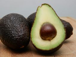El aguacate es rico en vitaminas A, E, B y B6. ESPECIAL / Foto de Gil Ndjouwou en Unsplash
