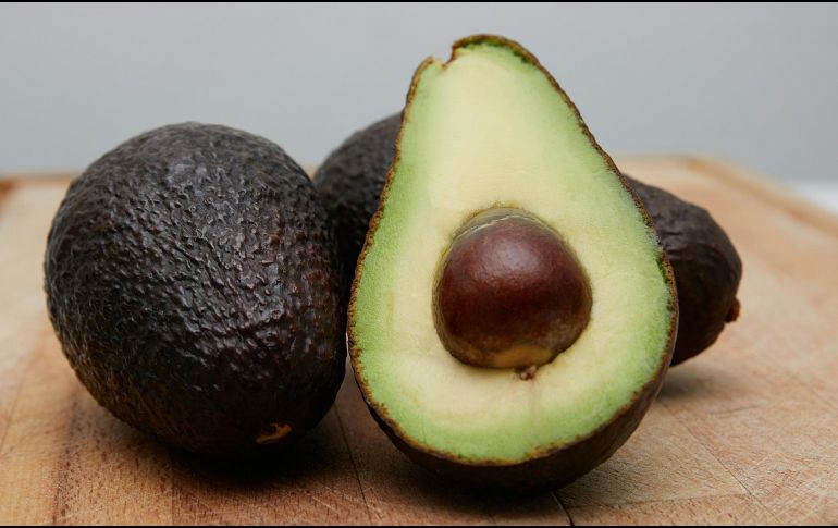 El aguacate es rico en vitaminas A, E, B y B6. ESPECIAL / Foto de Gil Ndjouwou en Unsplash