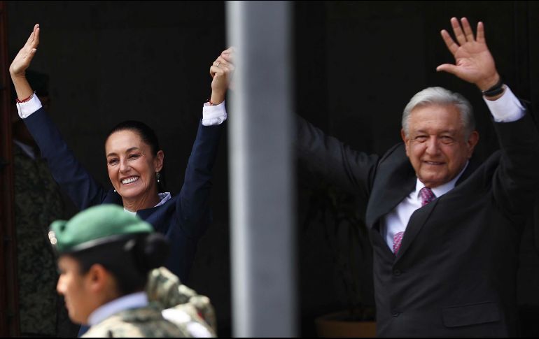 El Mandatario federal difundió una fotografía con Claudia Sheinbaum caminando por un pasillo de Palacio Nacional. X/ @lopezobrador_