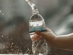 ¿Eres consumidor de agua alcalina? Aquí te decimos si es mejor o no. UNSPLASH / N. Manadee