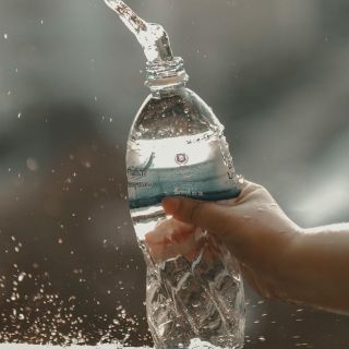 ¿Es saludable beber agua alcalina? Esto dice la Profeco