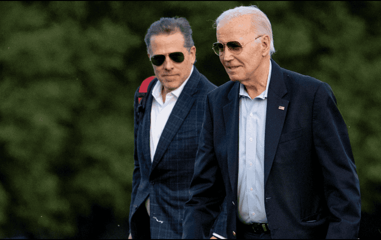 Joe Biden junto a su hijo Hunter, en una imagen de archivo. AP / ARCHIVO