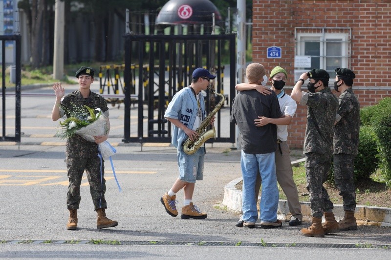 Jin, de 31 años, saludó después a los medios congregados en la zona desde la lejanía.  EFE/EPA/YONHAP SOUTH KOREA OUT