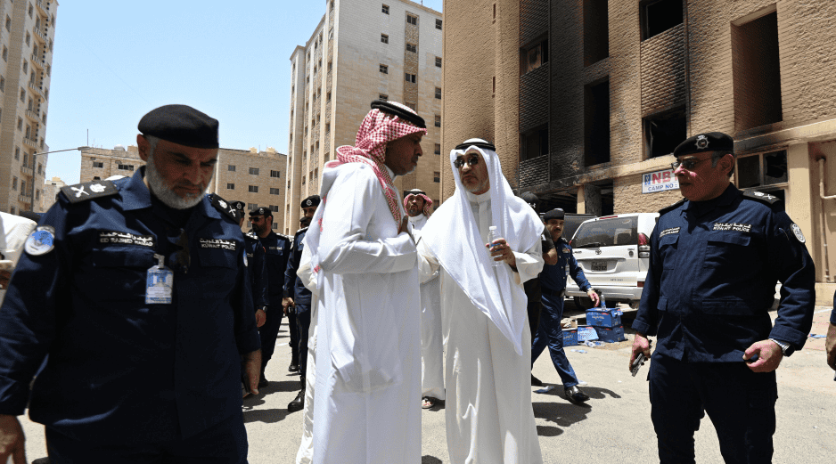 Varios medios locales difundieron imágenes en las que se puede ver un edificio de seis pisos de donde se elevaban columnas de humo negro. EFE / N. Ibrahim