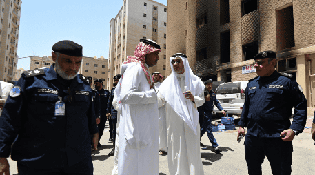 Varios medios locales difundieron imágenes en las que se puede ver un edificio de seis pisos de donde se elevaban columnas de humo negro. EFE / N. Ibrahim