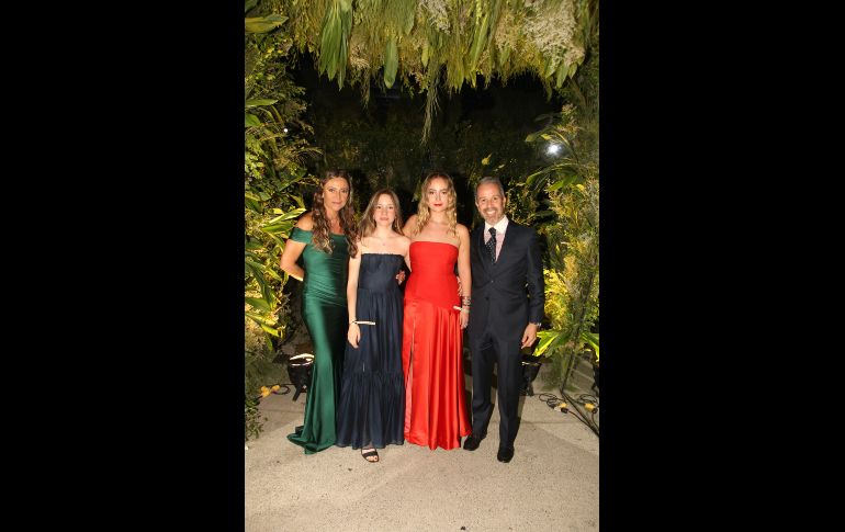 Patricia Guitron, Regina, Sofía y Carlos Ortiz. GENTE BIEN JALISCO/ Esmeralda Ecamilla