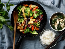 En pequeños platos van las guarniciones de vegetales, encurtidos y frituras. Pixabay.