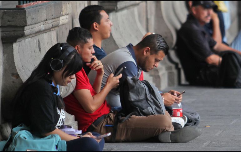 La herramienta más empleada fueron los teléfonos inteligentes (97%), por encima de computadoras portátiles o tabletas (31%) o los televisores inteligentes (30,4%). EL INFORMADOR / ARCHIVO