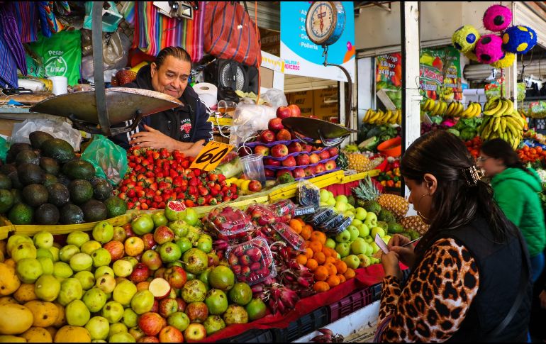 La gente regatea o compra lo que alcance. INFORMADOR / ARCHIVO