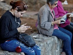 Los vicios posturales inician con el simple hecho de que el paciente esté sentado en una mala posición, pues afecta sus lumbares y cervicales. EFE / ARCHIVO