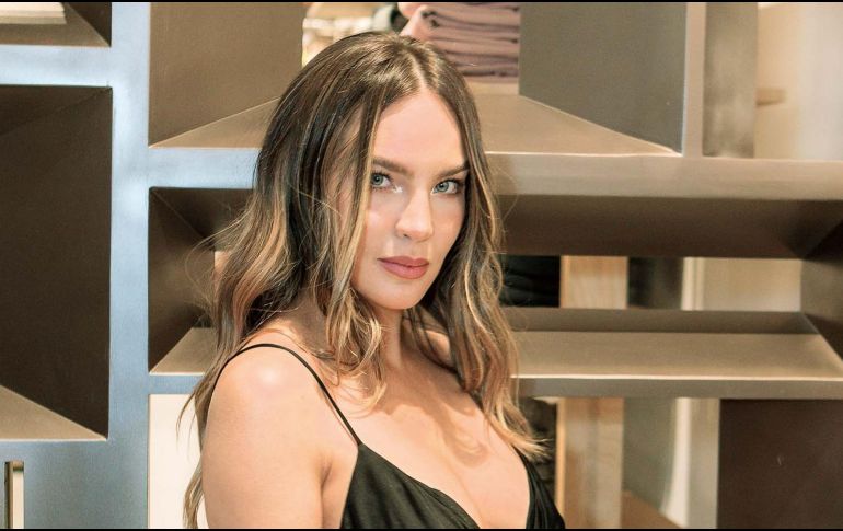 Al finalizar su participación, se levantó de su asiento arriba del templete y comenzó a recibir preguntas. SUN / ARCHIVO