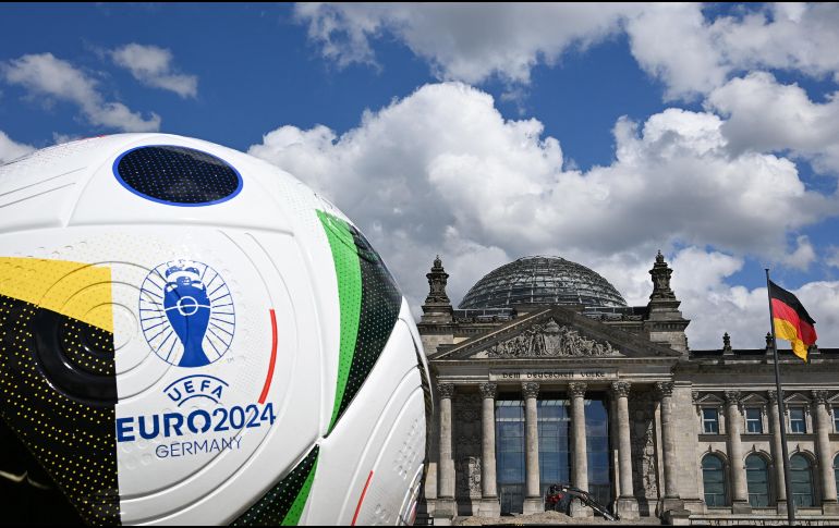 La UEFA dijo que haría más extensas las explicaciones sobre las decisiones arbitrales a los equipos, y que únicamente los capitanes podrán acercarse a los silbantes para discutirlas. AFP / R. Hirschberger